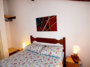 Apartamento econômico | Escrivaninha, ferros/tábuas de passar roupa, berços grátis