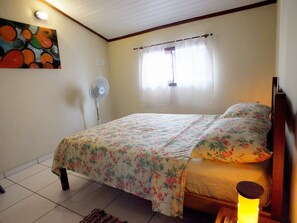 2 habitaciones, escritorio y tabla de planchar con plancha 