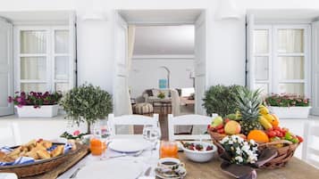 Private kitchen | Fridge, microwave, stovetop, coffee/tea maker