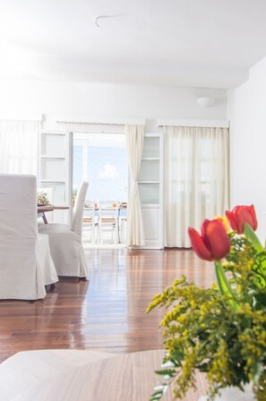 Zona de estar | Una televisión de pantalla plana