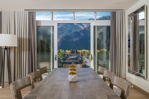 高档床上用品、客房内保险箱、办公桌、熨斗/熨衣板