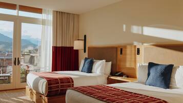 Roupas de cama premium, cofres nos quartos, escrivaninha