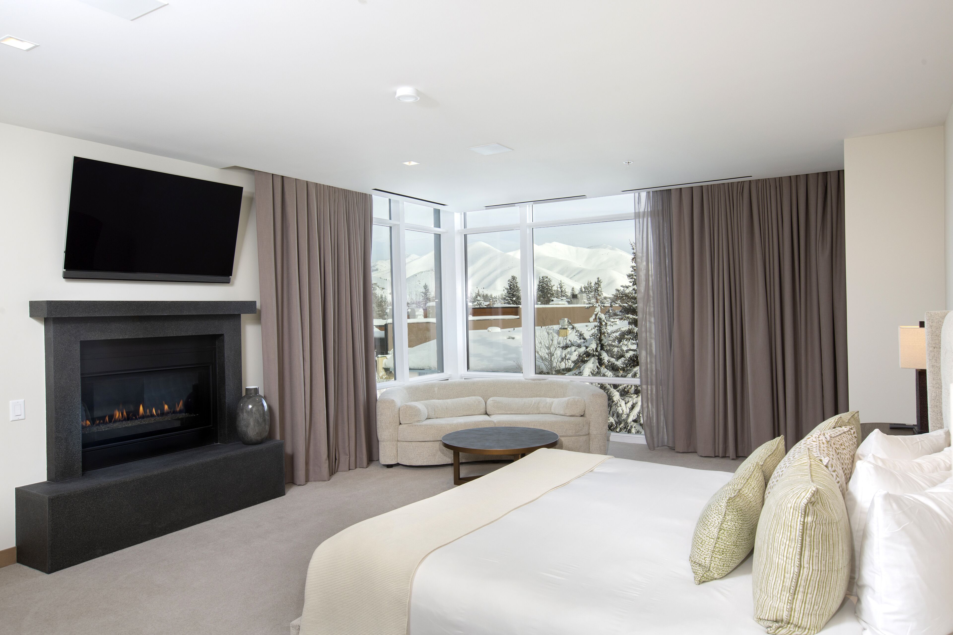 residence, 4 bedroom (pet free) | premium bedding, in-room safe, desk, iron/ironing board