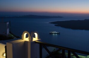 Studio | View from room - Stilvi Suite (Santorini)