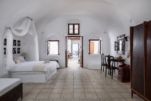 Suite | Hypo-allergenic bedding, in-room safe, desk, soundproofing - Stilvi Suite (Santorini)