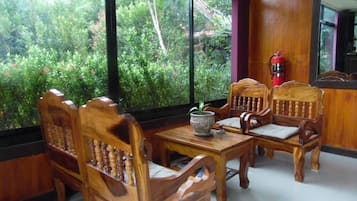 Double Room | 客廳 | 24 吋平面電視連衛星電視頻道、電視