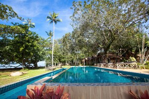 Outdoor pool, pool loungers - Anyavee Krabi beach resort (Krabi)