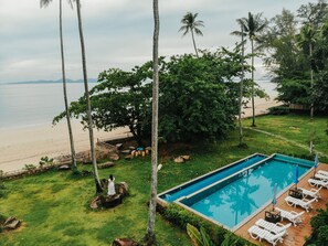 On the beach - Anyavee Krabi beach resort (Krabi)