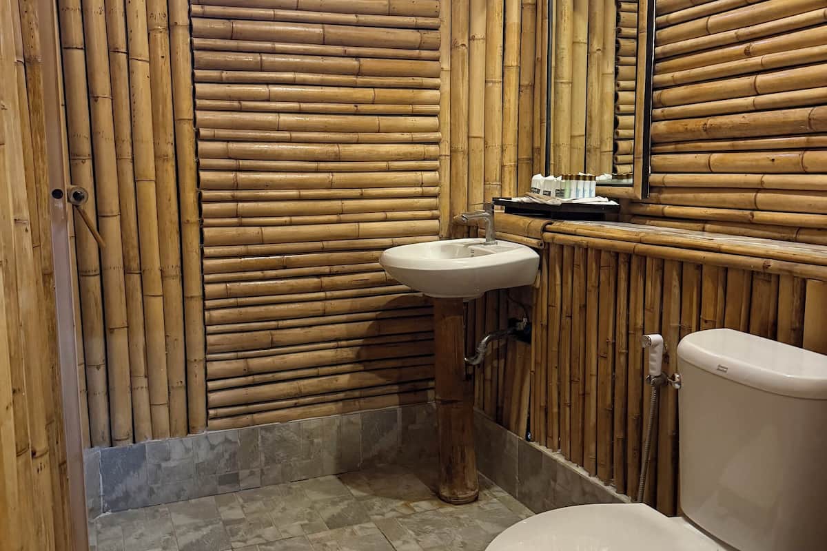 family cottage | bathroom | shower, free toiletries, towels