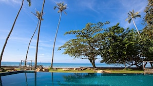 A clear blue sky, a swimming pool, palm trees, and a view of the ocean. - Anyavee Krabi beach resort (Krabi)