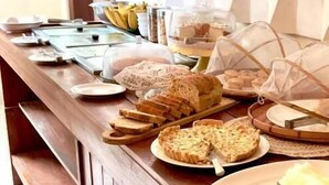 بوفيه فطور مجانًا يوميًا