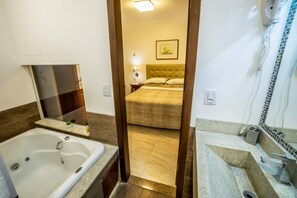Habitación Deluxe doble, bañera | Minibar, caja fuerte, escritorio y cortinas opacas