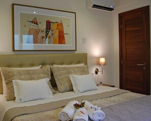 Triple Room | Minibar, in-room safe, desk, blackout curtains - Pousada Bahia Pelô (Salvador)
