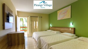 Habitación de hotel con tres camas, un banco de madera, un televisor y una pared verde con un cuadro.
