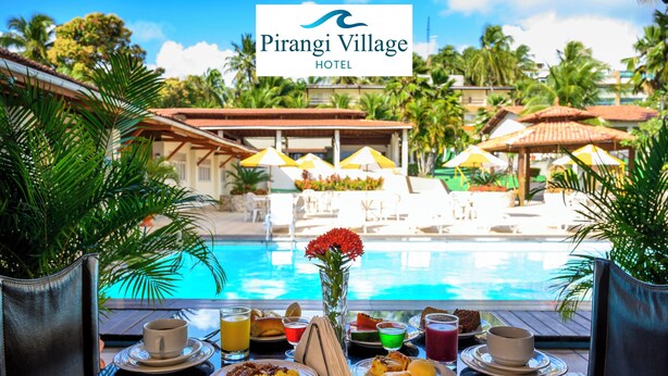 Una mesa de comedor con alimentos para el desayuno y vistas a una piscina en Pirangi Village Hotel.