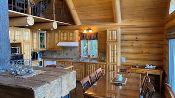 Chalet, Ensuite | Private kitchen | Full-size fridge, microwave, oven, stovetop