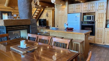 Deluxe Chalet, Ensuite, Courtyard View | Private kitchen