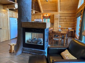 Chalet, kylpyhuone makuuhuoneen yhteydessä | Yksityinen keittiö | Täysikokoinen jääkaappi, mikroaaltouuni, uuni, liesi