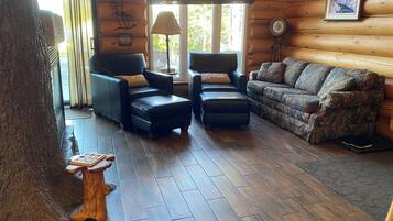 Deluxe Chalet, Ensuite, Courtyard View | Living area | TV, DVD player