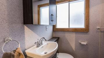 Deluxe Chalet, Ensuite, Lake View | Bathroom | Shower, hair dryer, slippers, towels