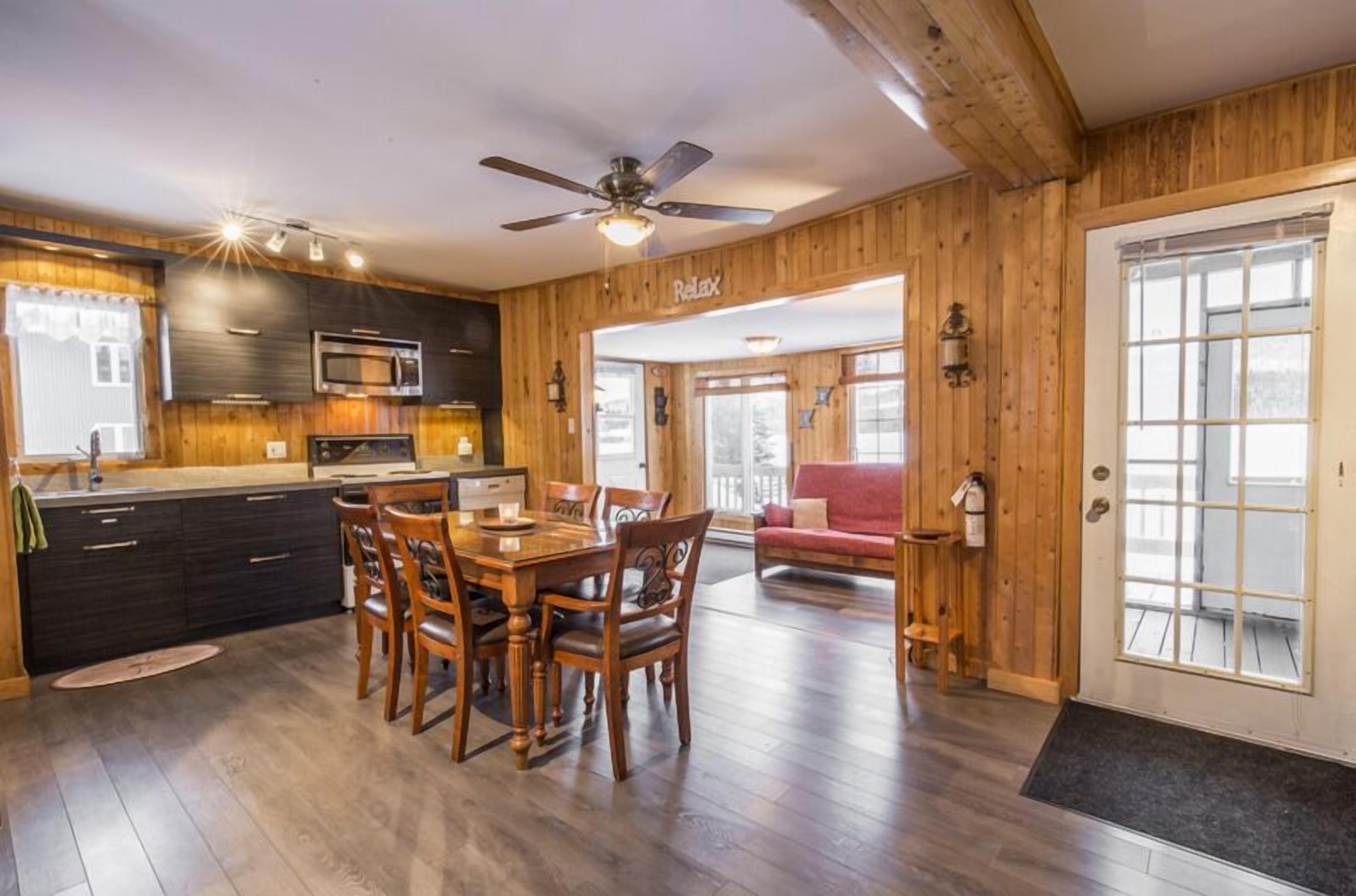 Le Chalet Relax du Lac StTite, SaintTitedesCaps Reviews & Hotel