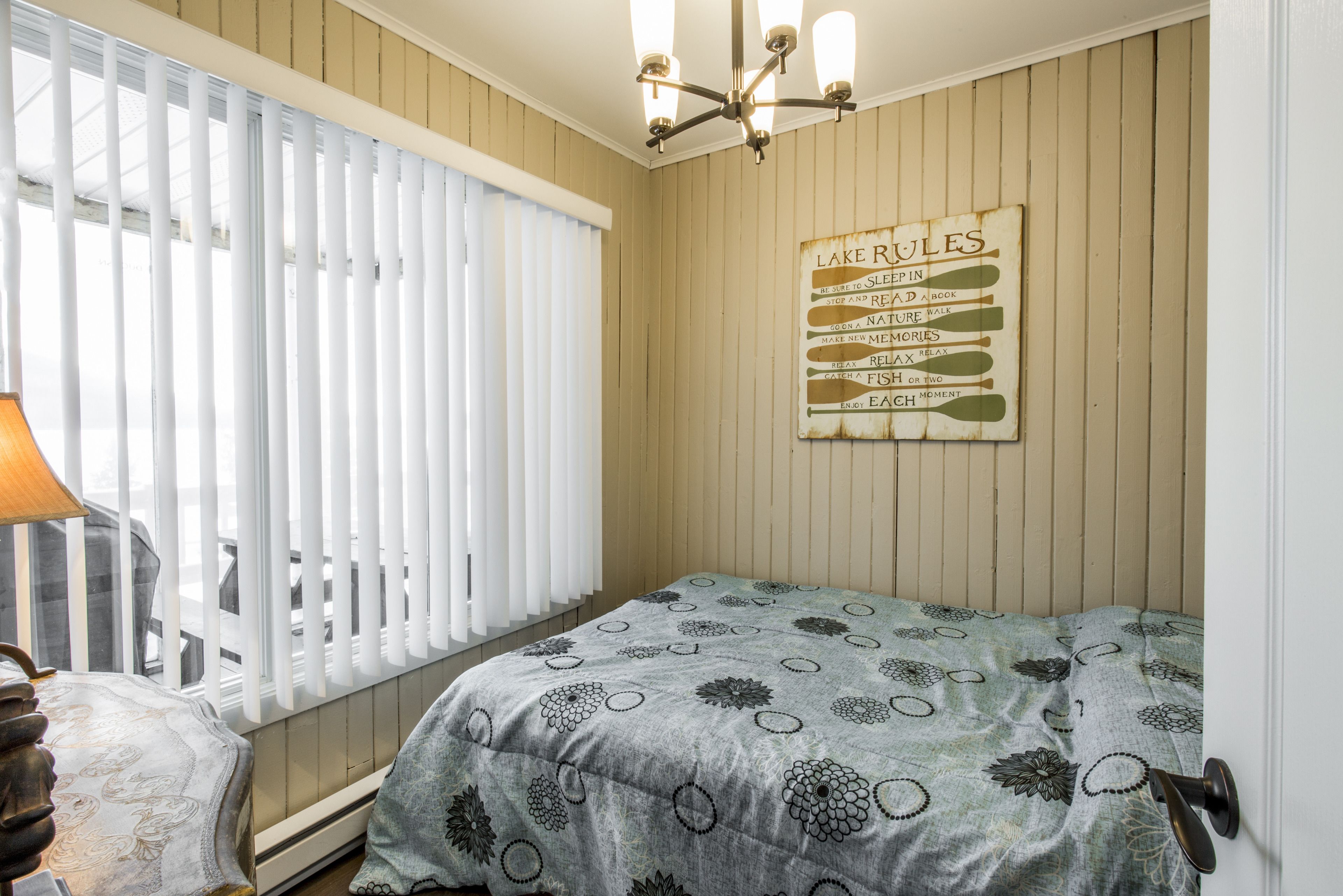 デラックス シャレー エンスイート レイクビュー | 2 室のベッドルーム、客室ごとに異なる装飾、客室ごとに異なるインテリア、アイロン / アイロン台