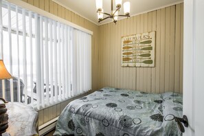 Deluxe Chalet, Ensuite, Lake View | 2 bedrooms, individually decorated, individually furnished - Le Chalet Relax du Lac St-Tite (Saint-Tite-des-Caps)