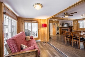 Deluxe Chalet, Private Bathroom, Lake View | Living area | TV, DVD player - Le Chalet Relax du Lac St-Tite (Saint-Tite-des-Caps)
