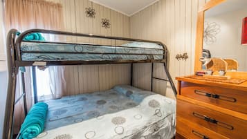 Deluxe Chalet, Ensuite, Lake View | 2 bedrooms, individually decorated, individually furnished