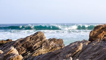 En la playa, surf
