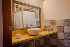 Bathroom | Shower, hair dryer (on request)