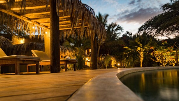 Una piscina al aire libre