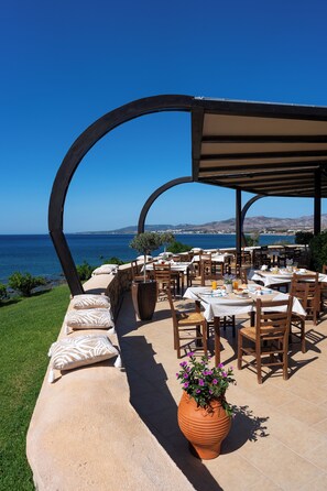Se sirven desayunos, comidas y cocina griega con vista al mar
