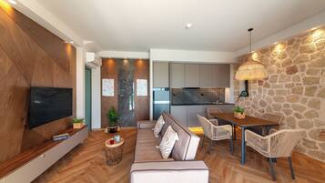 Traditional Villa, 1 Bedroom, Private Pool, Sea View | Ruang tamu | TV skrin rata