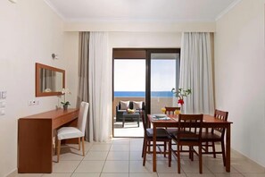 Departamento básico, 1 habitación, balcón, vista al mar | Área de sala de estar | Televisión de pantalla plana 