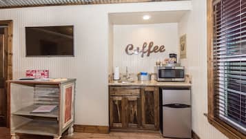 Casa de campo, vista para o vinhedo (Hunter's Paradise) | Cozinha americana privada | Geladeira, micro-ondas, cafeteira/chaleira