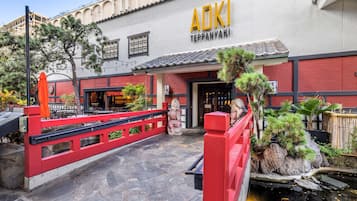 6 restaurants; breakfast, lunch, dinner and brunch served