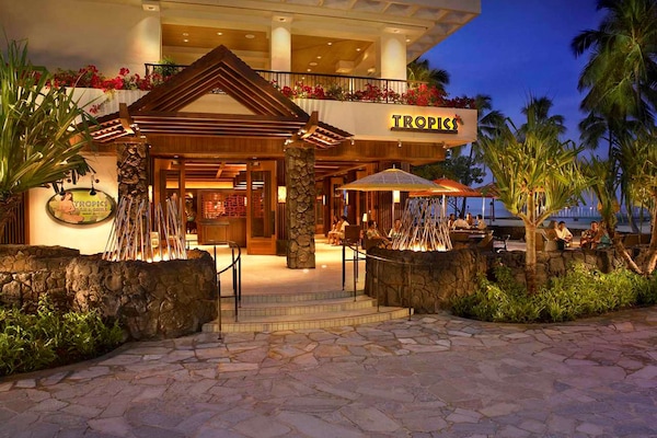 6 restaurants, breakfast, lunch, dinner served; local cuisine