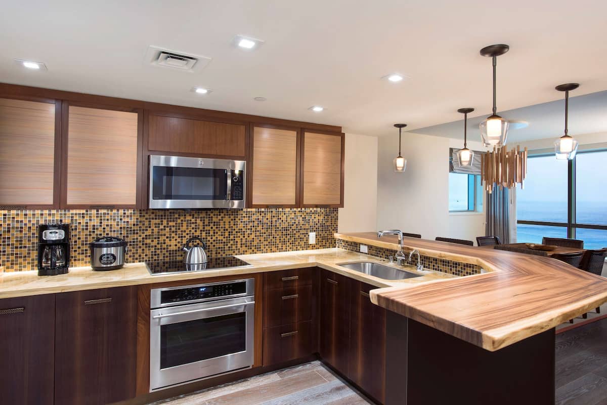 full-sized fridge, microwave, oven, stovetop