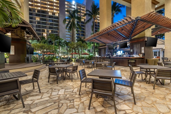 4 bars/lounges, 2 poolside bars