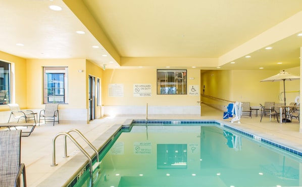 Piscina interna, espreguiçadeiras