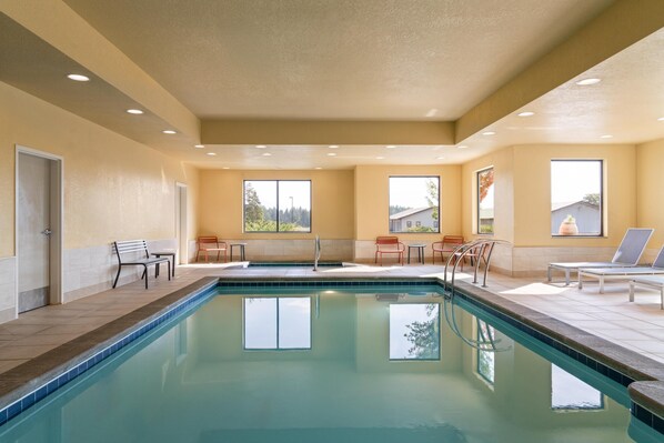 Indoor pool, pool loungers