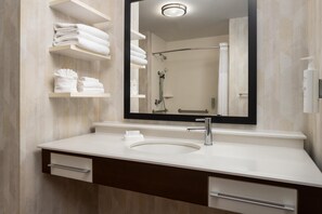 Combined shower/tub, free toiletries, hair dryer, towels - Hampton Inn & Suites Whitefish (Whitefish)
