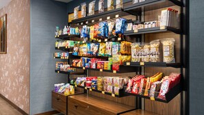 Un supermercado con estantes llenos de diversas golosinas y productos envasados.