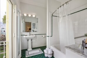 Ensemble douche/baignoire, peignoirs, serviettes fournies