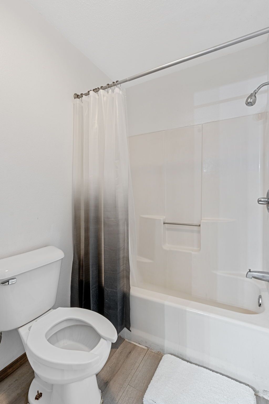 Bañera con ducha, toallas, jabón, papel higiénico