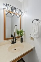 Bañera con ducha, toallas, jabón, papel higiénico