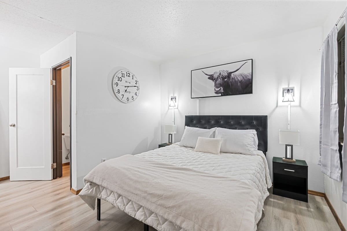 1 Schlafzimmer, Schreibtisch, Bettwäsche