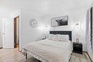 1 habitación, escritorio y ropa de cama