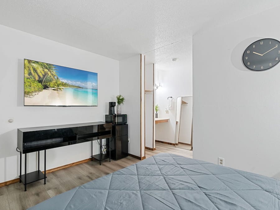 1 bedroom, desk, bed sheets